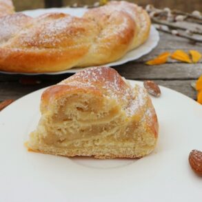 Osterkranz mit Marzipan und Mandeln gefüllt