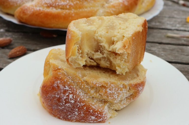 Osterkranz mit Marzipan und Mandeln – gefüllter Hefekranz