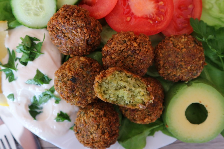 Falafel selber machen – Rezept für beliebte Kichererbsenbällchen