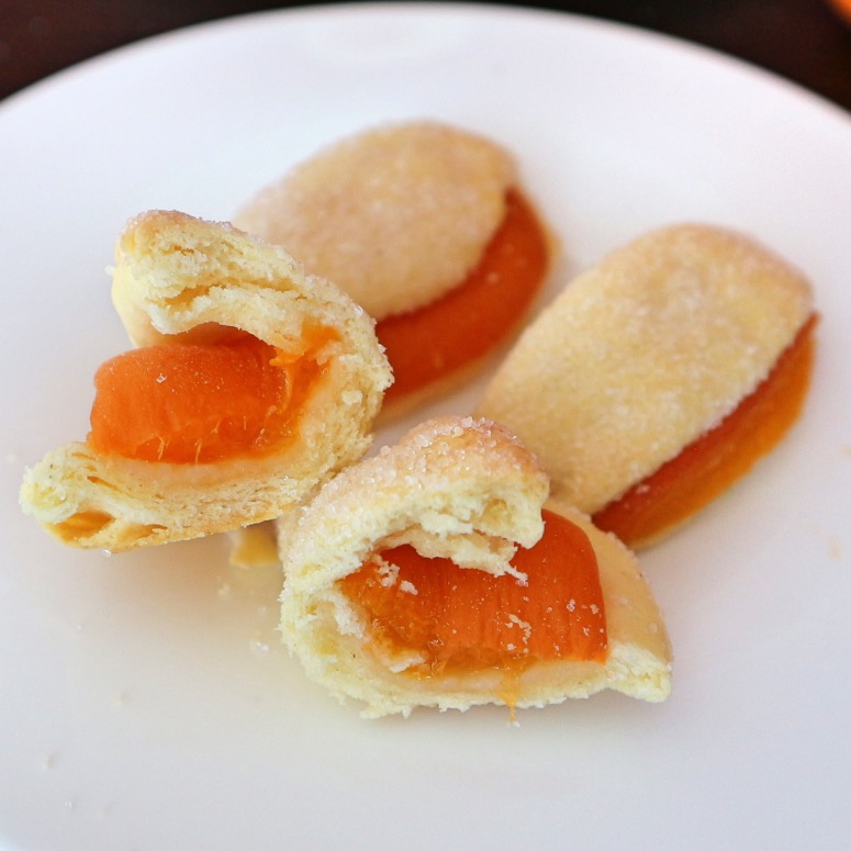 Kekse mit frischen Aprikosen