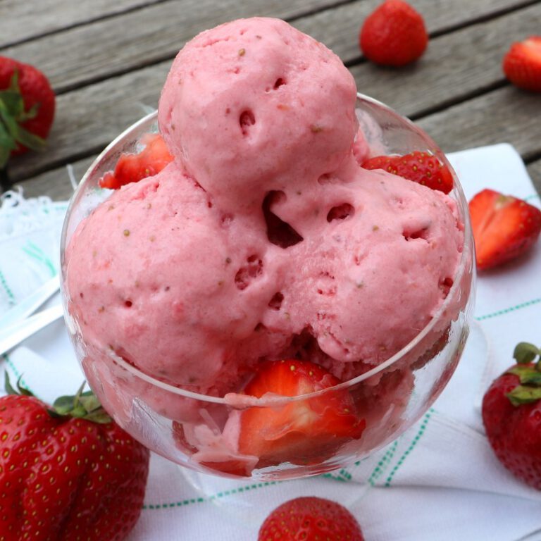 Erdbeer-Joghurt-Eis – 3-Zutaten Rezept ohne Sahne und Ei