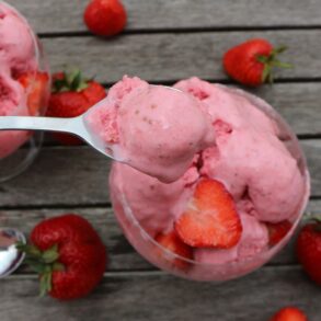 Strawberry yogurt ice cream