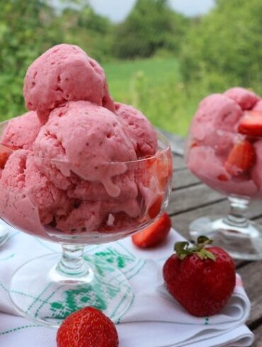 Strawberry yogurt ice cream – recipe with three ingredients, without egg