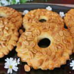 Shortbread cookie rings with peanuts