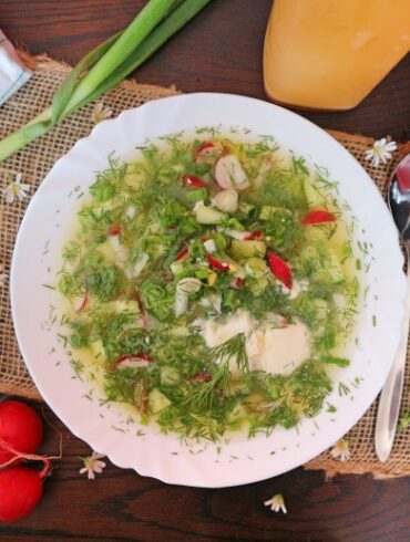 Okroschka – vegetarisches Rezept für beliebte russische kalte Suppe