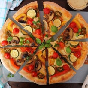 Schneller Pizzateig mit Trockenhefe / vegane Gemüsepizza