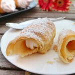 Puff pastry horns with Italian meringue