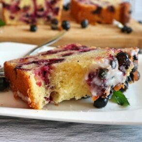 Johannisbeer-Rührkuchen (Rührkuchen mit schwarzen Johannisbeeren)