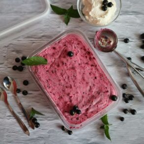 Mascarpone-Eis mit schwarzen Johannisbeeren