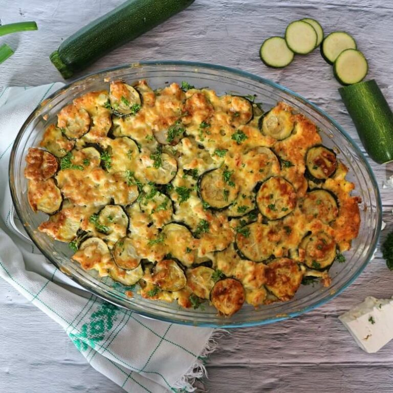 Überbackene Zucchini vegetarisch: Rezept für Zucchinischeiben mit Feta