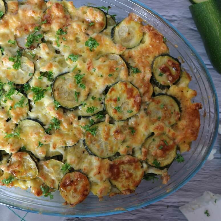 Überbackene Zucchini vegetarisch: Rezept für Zucchinischeiben mit Feta