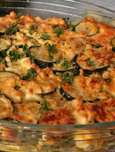 Überbackene Zucchini vegetarisch: Rezept für Zucchinischeiben mit Feta