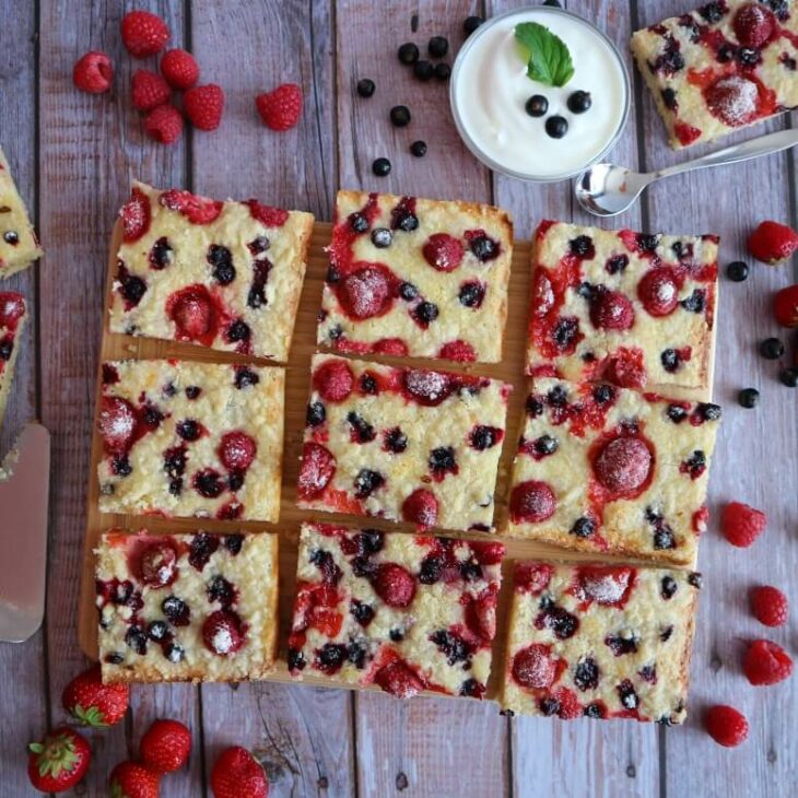 Blechkuchen mit Joghurt und Beeren – mit Streuseln