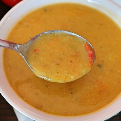 Pürierte Gemüsesuppe mit Kartoffeln kochen
