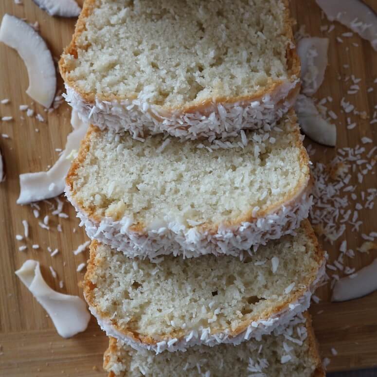 Kokoskuchen vegan: saftiger Rührkuchen mit Kokosmilch und Kokosraspeln