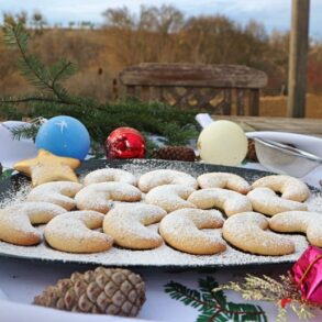 Vegan vanilla crescents