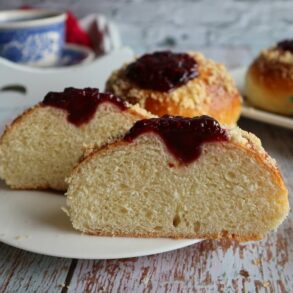 Sweet buns with jam and crumbs