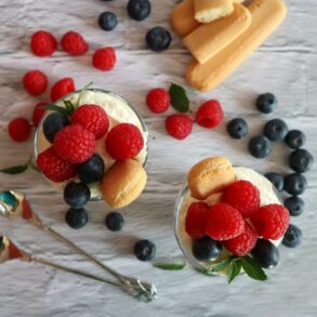 Dessert im Glas mit Früchten und Löffelbiskuits