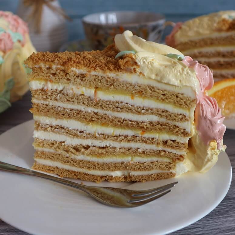 Orangen-Medovik – beliebte Honigtorte verfeinert mit Orange