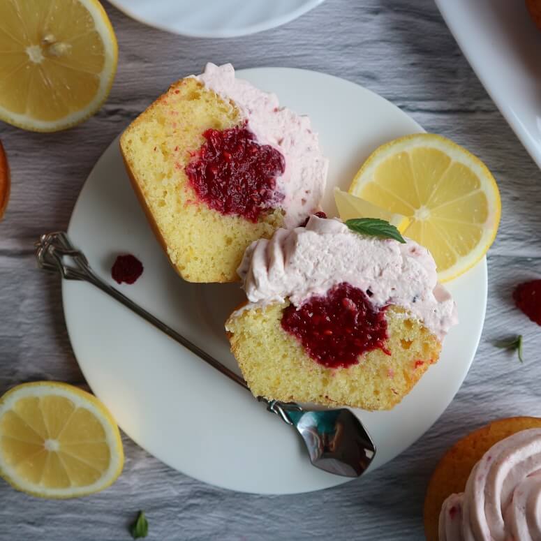 Lemon raspberry cupcakes – easy recipe with raspberry filling