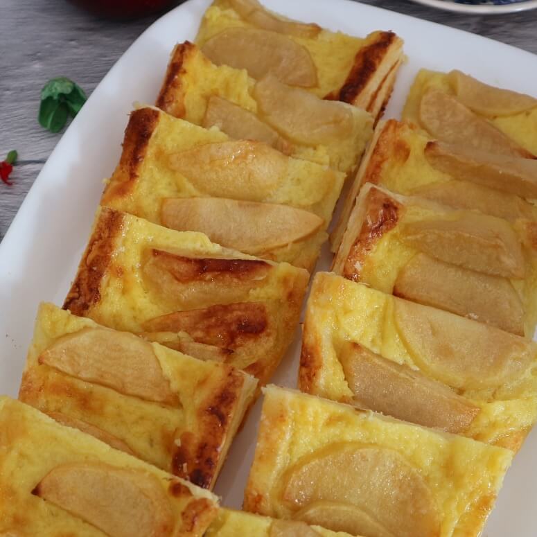 Puff pastry tart with apple and custard