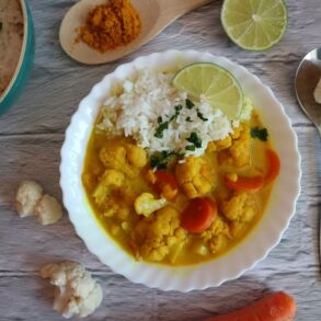 Cauliflower curry – vegan recipe with coconut milk for Indian dish