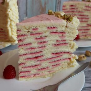 Raspberry cream cheese cake – recipe for fruity and creamy layer cake