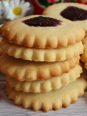 Shortbread korzhiki with jam – recipe for popular Soviet cookies