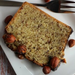 Veganer Nusskuchen – saftiger Kuchen mit Haselnuss in Kastenform