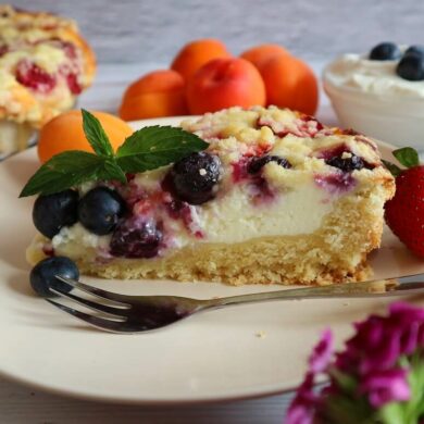 Fruit curd cake with crumbles – each piece tastes different