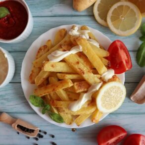 Pommes selber machen – Rezept für knusprige Pommes Frites im Ofen