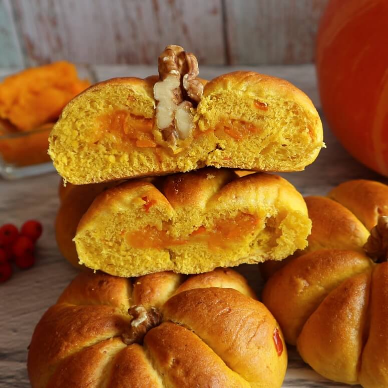 Buns filled with pumpkin puree
