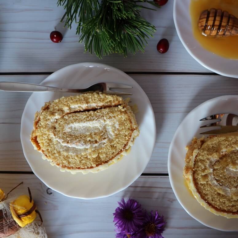 Medovik-Biskuitrolle: Honigkuchenrolle mit Schmand-Sahne-Creme