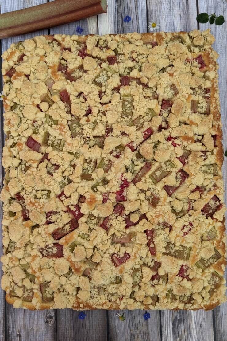 Rhubarb crumble tray-bake cake