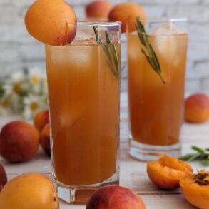 Aprikosen-Limonade mit Rosmarin Rezept