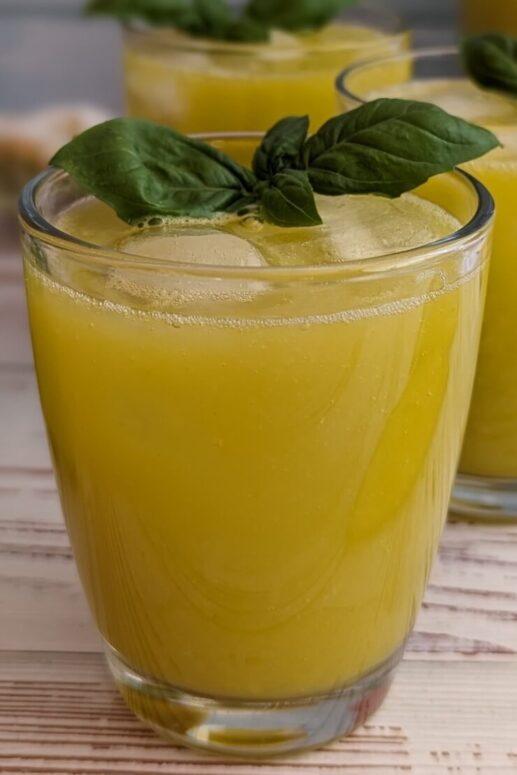 Mango-Limonade mit Basilikum – Rezept ohne Zucker