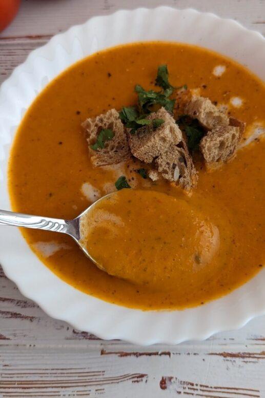 Creamy vegan tomato soup – with fresh tomatoes