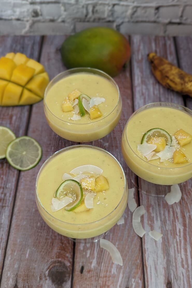 Mango-Kokos-Dessert mit Banane und Limette