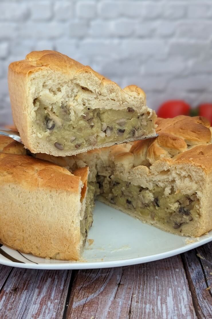 Russische Pirogge (Pirog) mit Kartoffel-Pilz-Füllung
