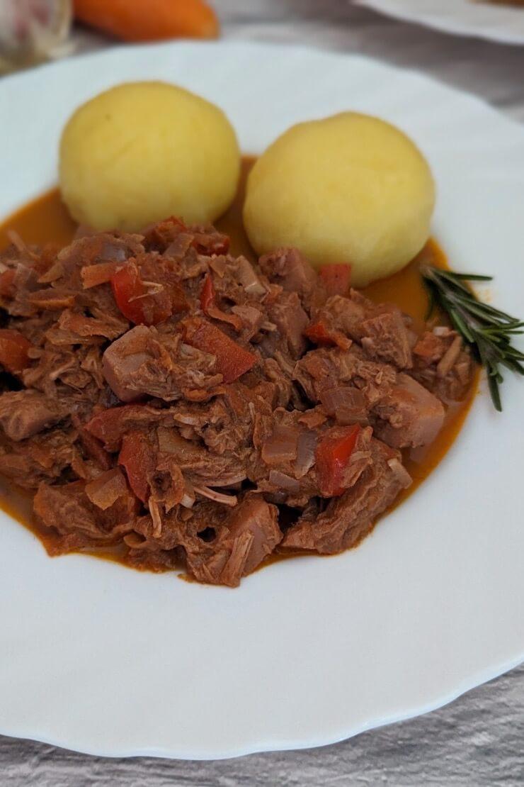 Vegan goulash with jackfruit