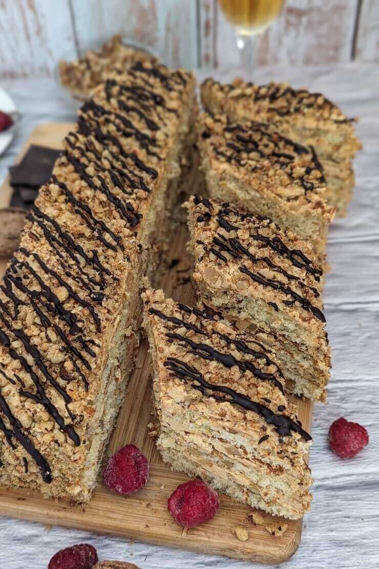 Beliebter armenischer Schichtkuchen mit Nüssen