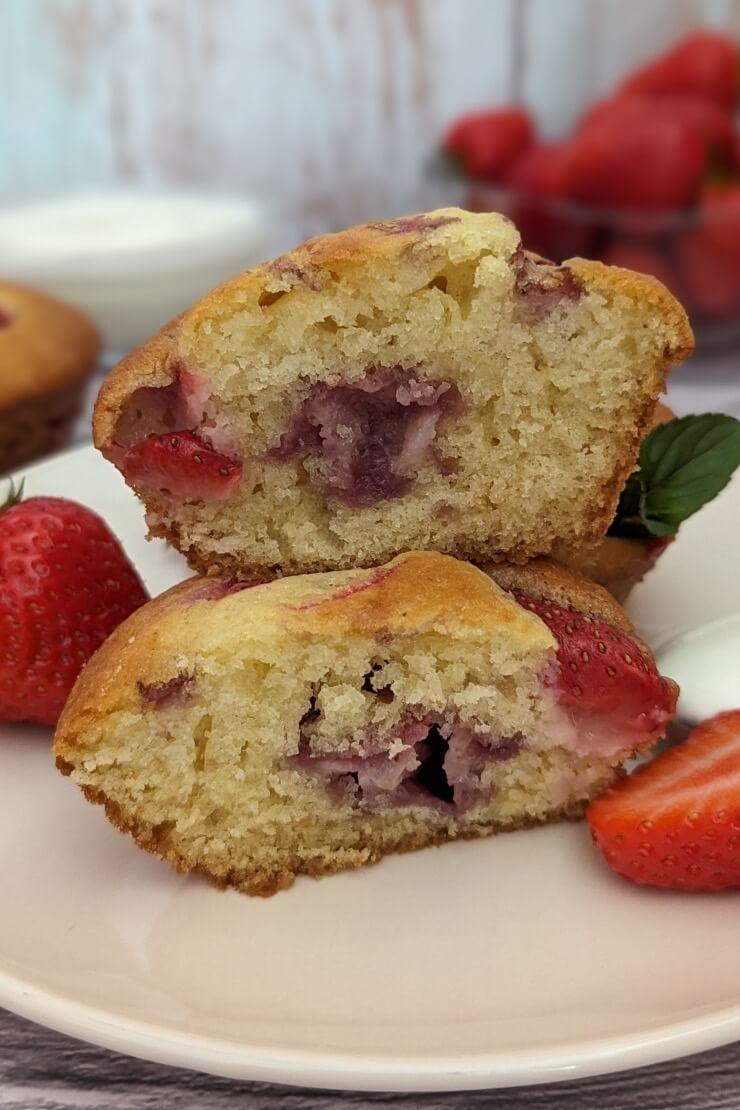 Strawberry muffins with yogurt