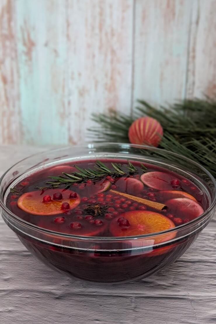 Drink with fruit juice, red wine, black tea, spices