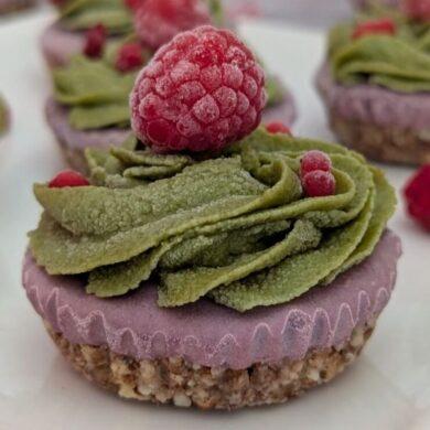 Vegane Käseküchlein mit Himbeeren und Matcha