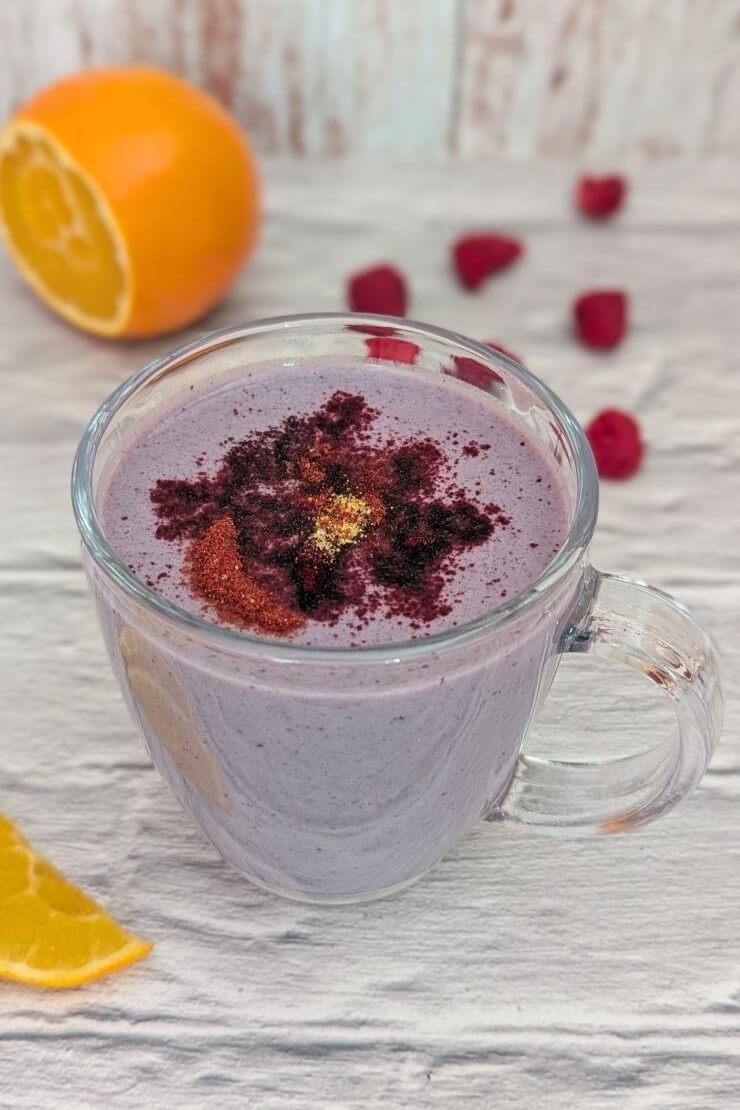 Milchshake mit selbstgemachtem Fruchtpulver