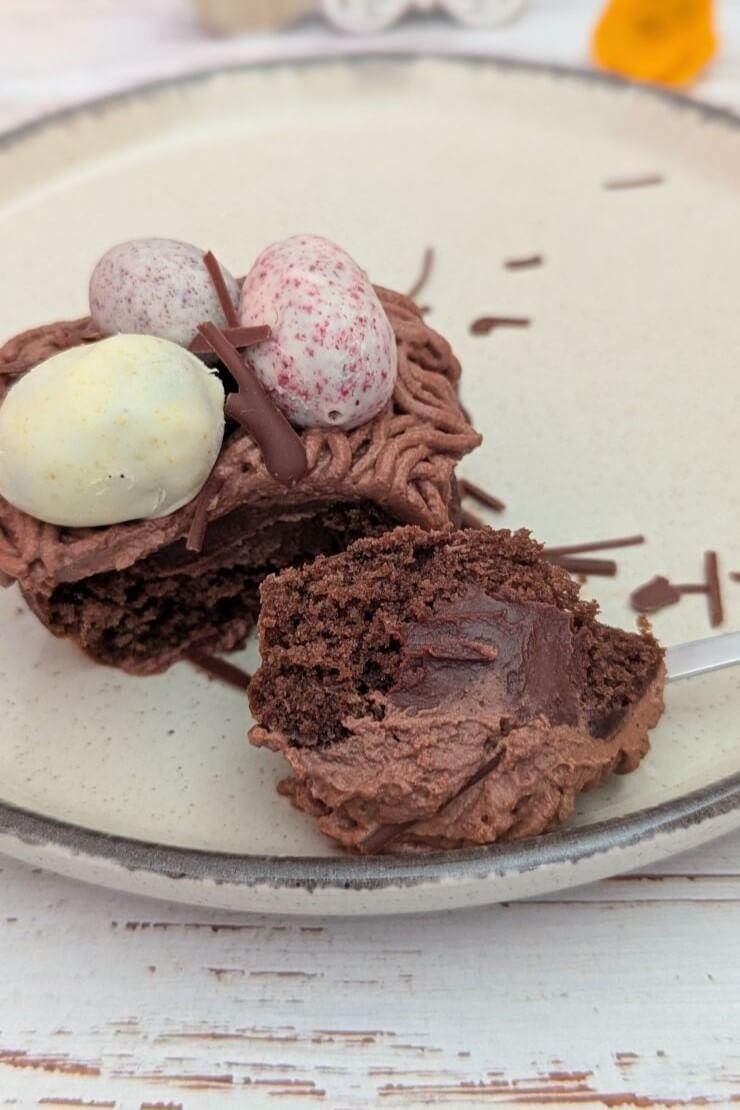 Osternest-Cupcakes mit Ganache-Füllung – so schokoladig