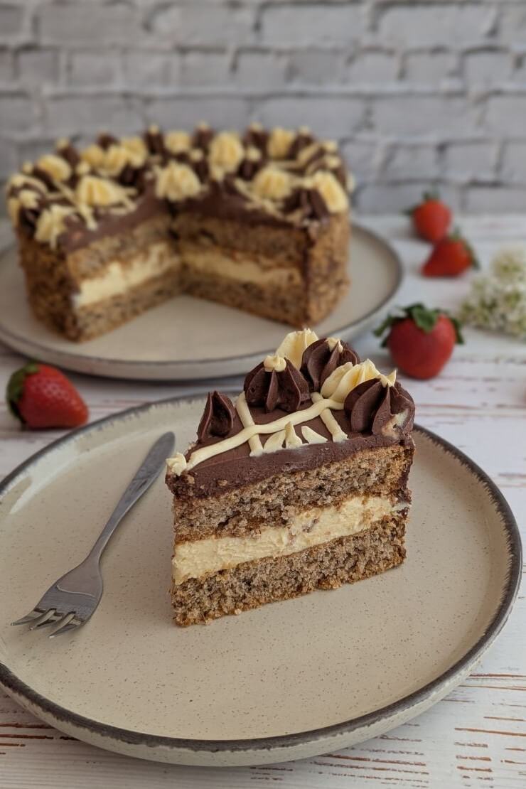 Torte mit Haselnuss-Baiser-Böden und Pudding-Buttercreme