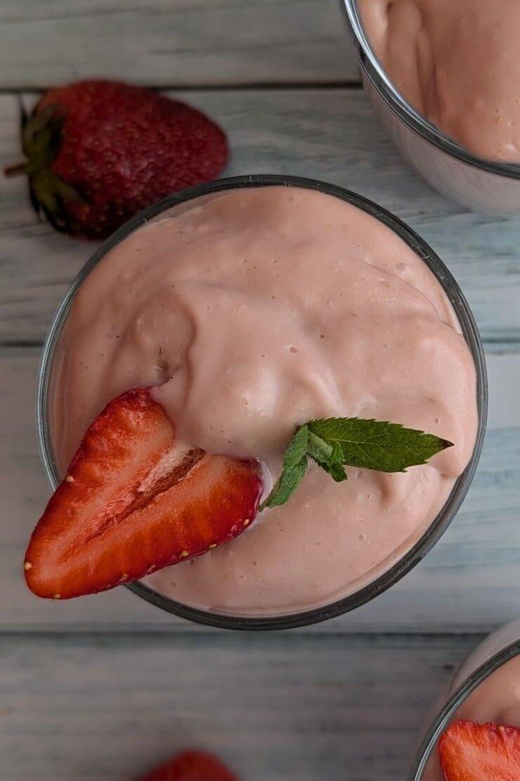 Erdbeerpudding selber machen – mit Tonkabohne verfeinert